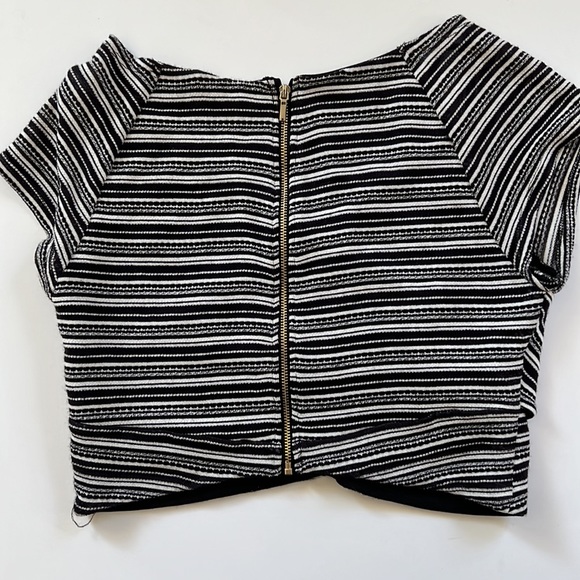 Bebe Short Sleeve Crop Criss Cross Front Top - Picture 4 of 5